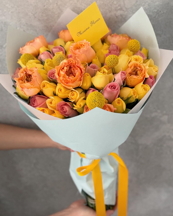 Bouquet de rosas amarillas, craspedias y rosas inglesas.