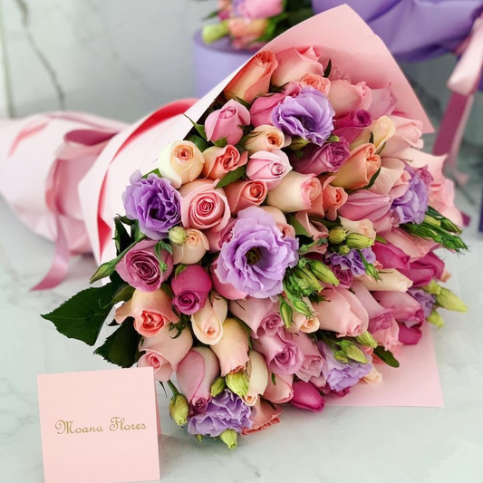 Bouquet de rosas moradas, con lisianthus lila además de hermosas y caricias.