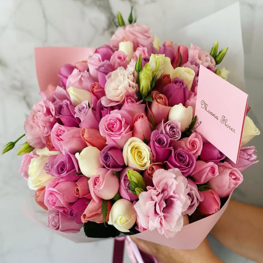 Bouquet de rosas moradas, hermosas, caricias, lisianthus rosa