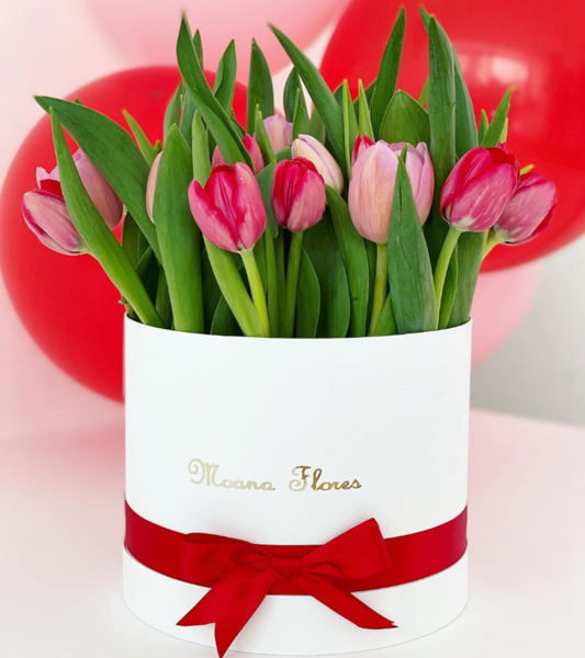 Tulipanes rojos y rosas
