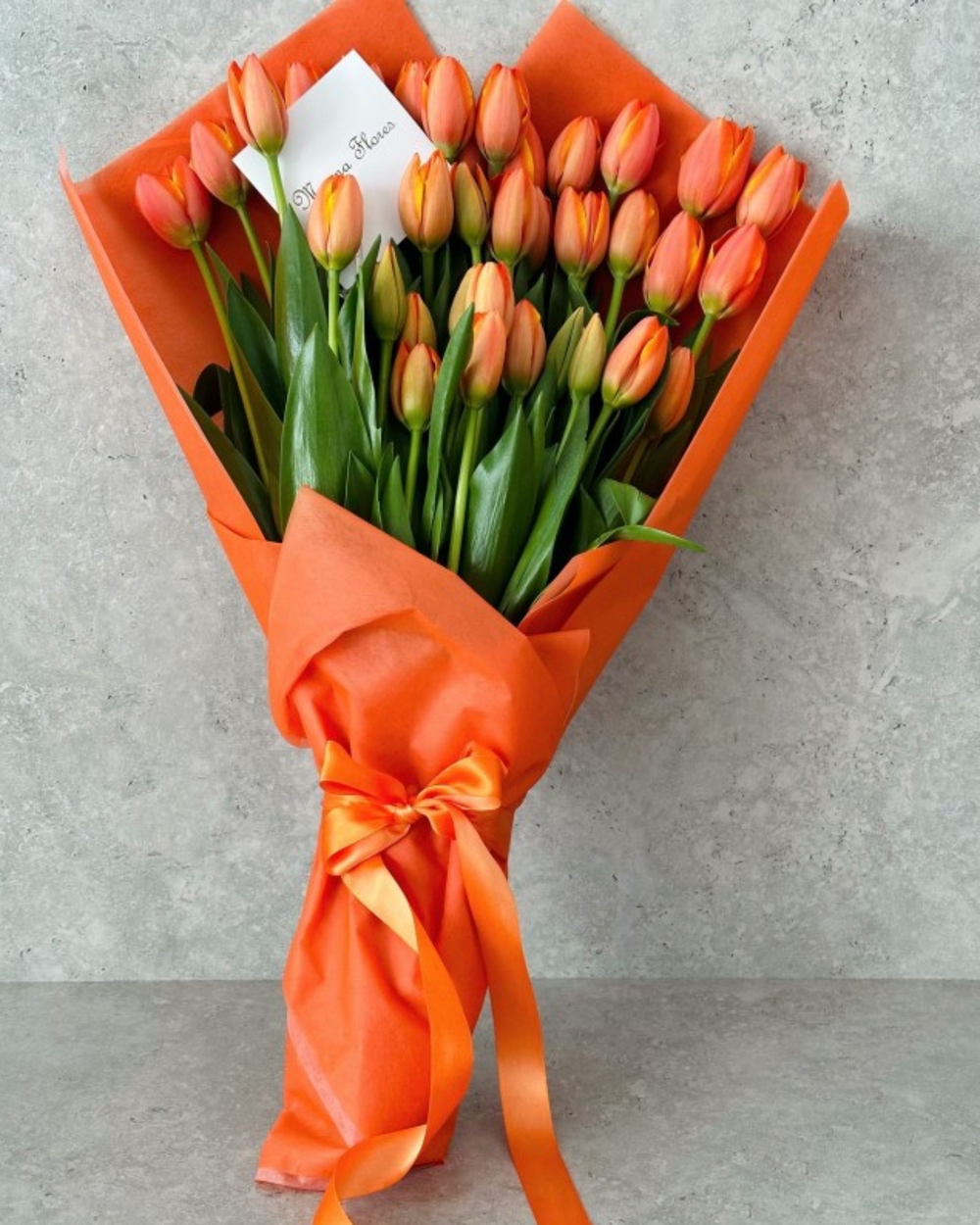 Bouquet de tulipanes naranjas.