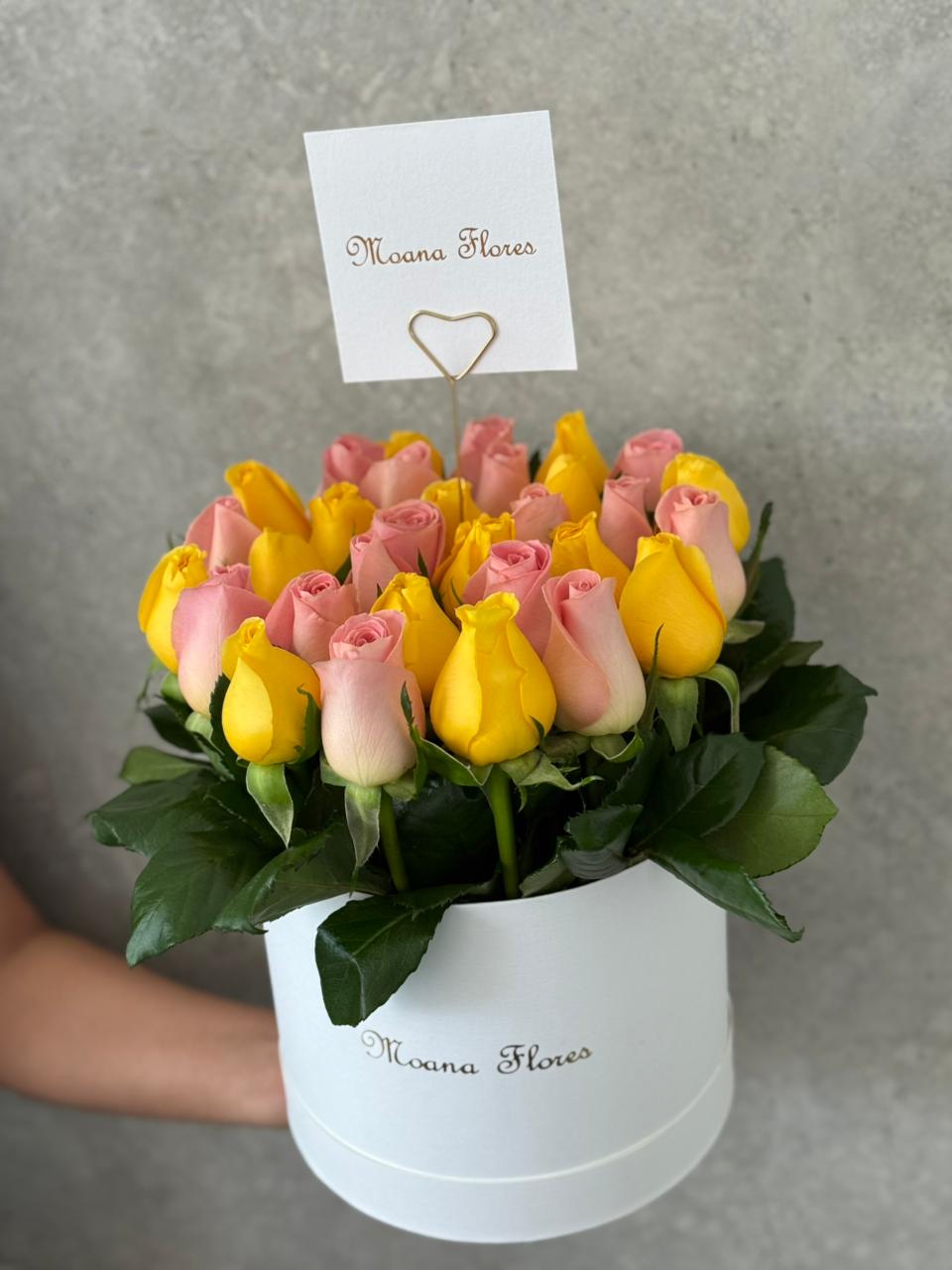Rosas amarillas y hermosas caja blanca.
