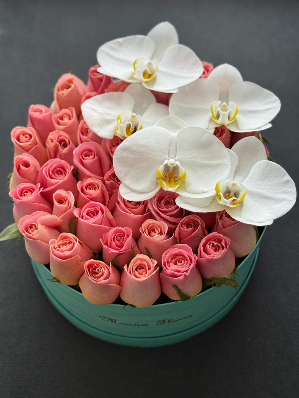 Rosas hermosas con orquideas. EXP