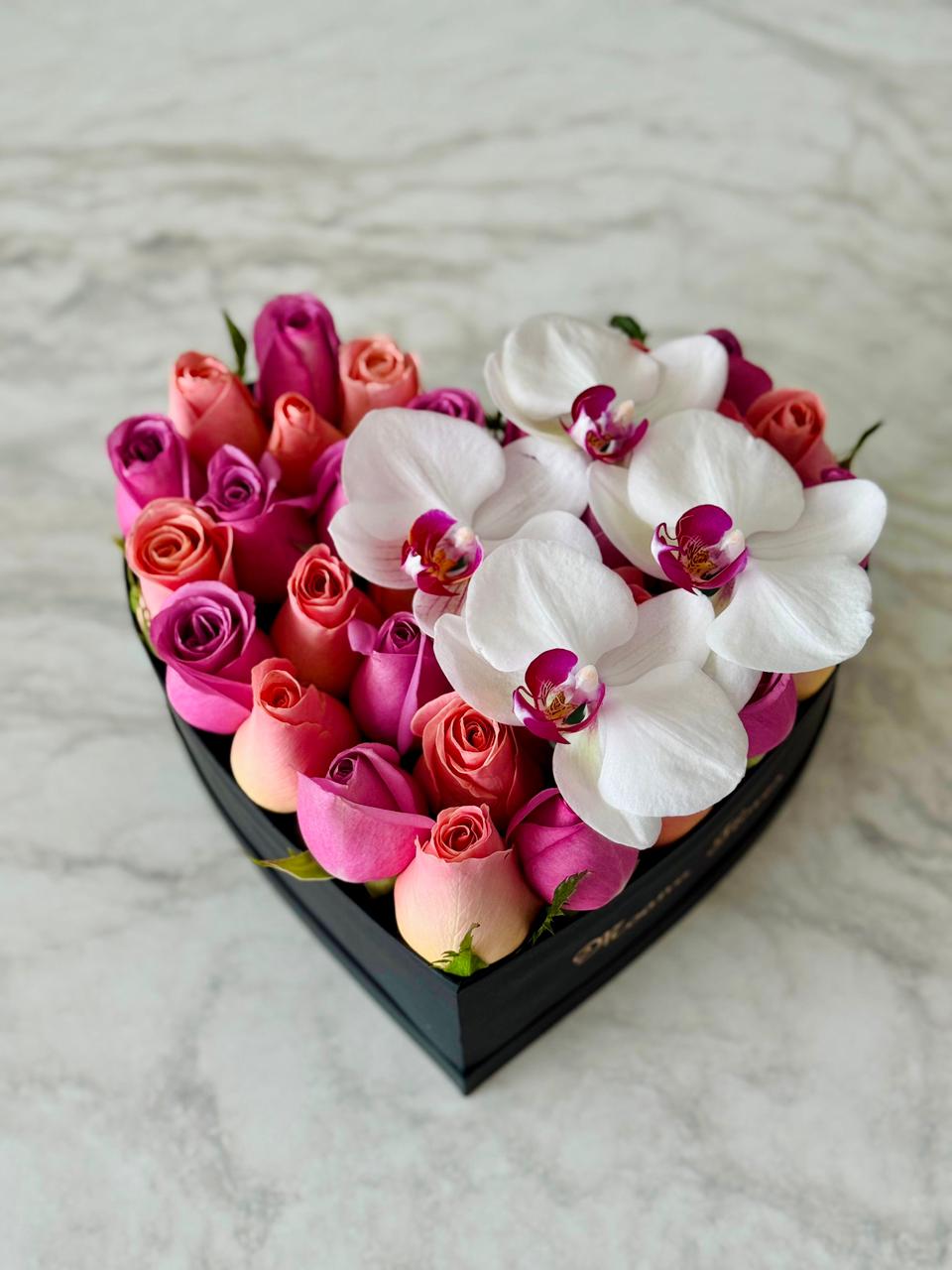 Rosas moradas, rosas hermosas con orquídeas blancas.