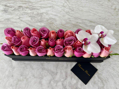 Rosas moradas y hermosas con orquídeas