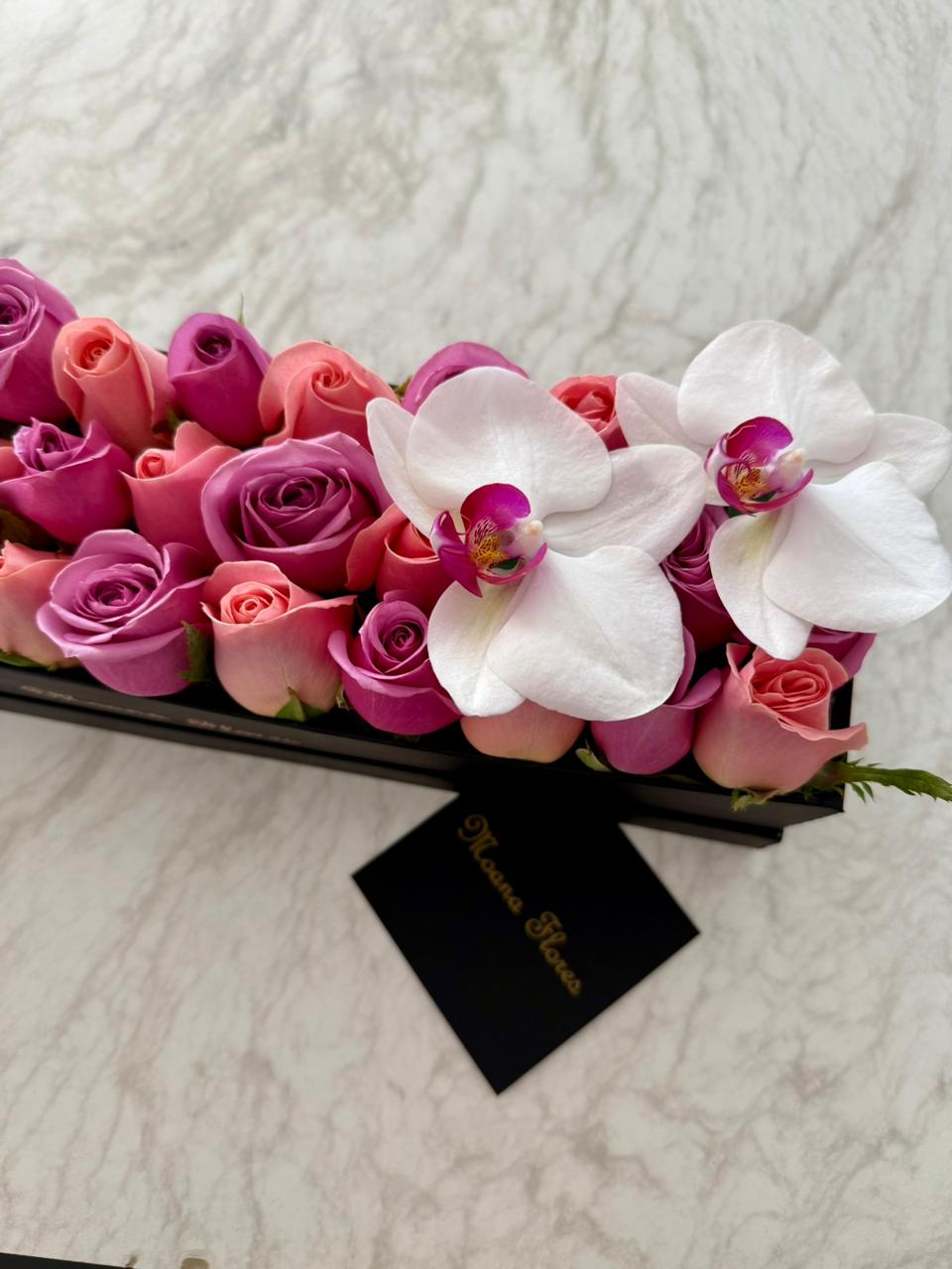 Rosas moradas y hermosas con orquídeas