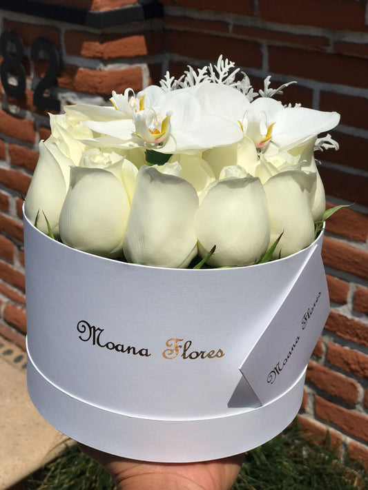 Rosas blancas en caja circular.