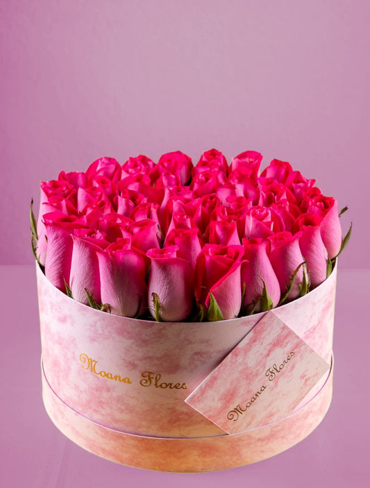 Rosas fucsia en caja de marmol rosa