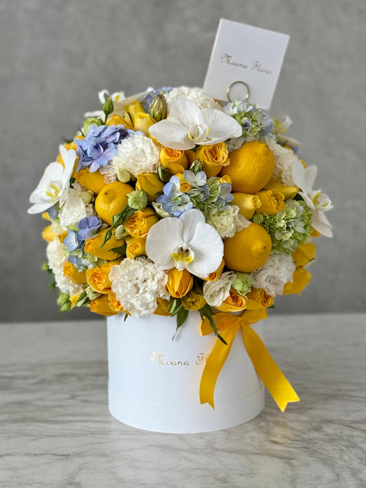 Domo rosas amarillas, hortencias, orquídeas blancas