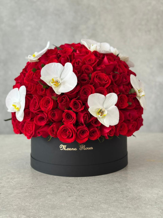 Domo premium rosas rojas con orquídeas blancas.