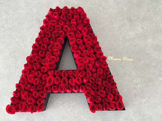 Letra con rosas rojas.