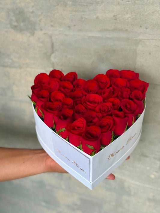 Rosas rojas en caja de corazón blanca mini.