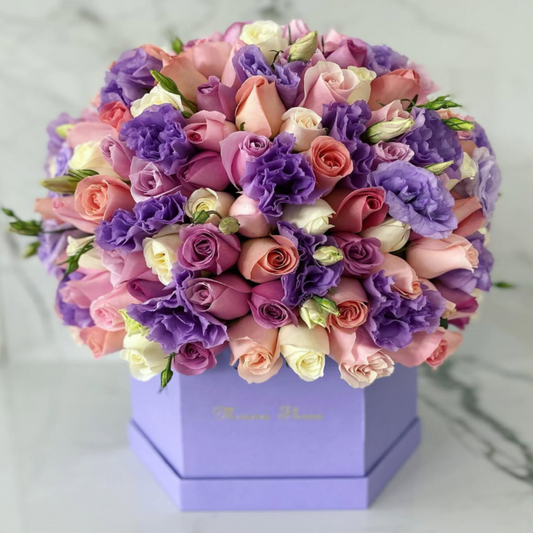 Domo premium rosas moradas, caricias, blancas, lisianthus