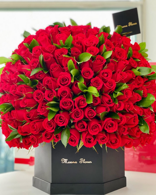 Domo premium rosas rojas con follaje
