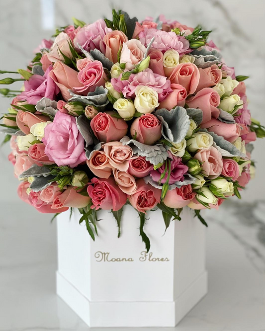 Domo rosas hermosas, lisianthus rosa con follaje
