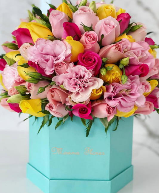 Domo rosas amarillas, fucsia, lisianthus rosa