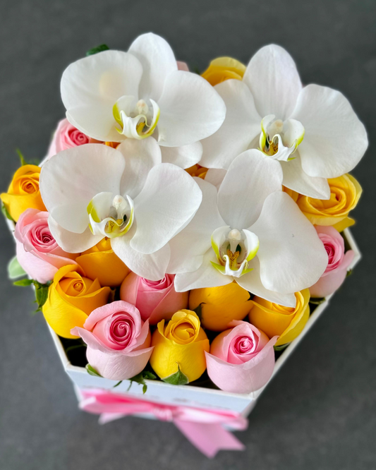 Rosas amarillas, rosas caricia con orquídeas blancas