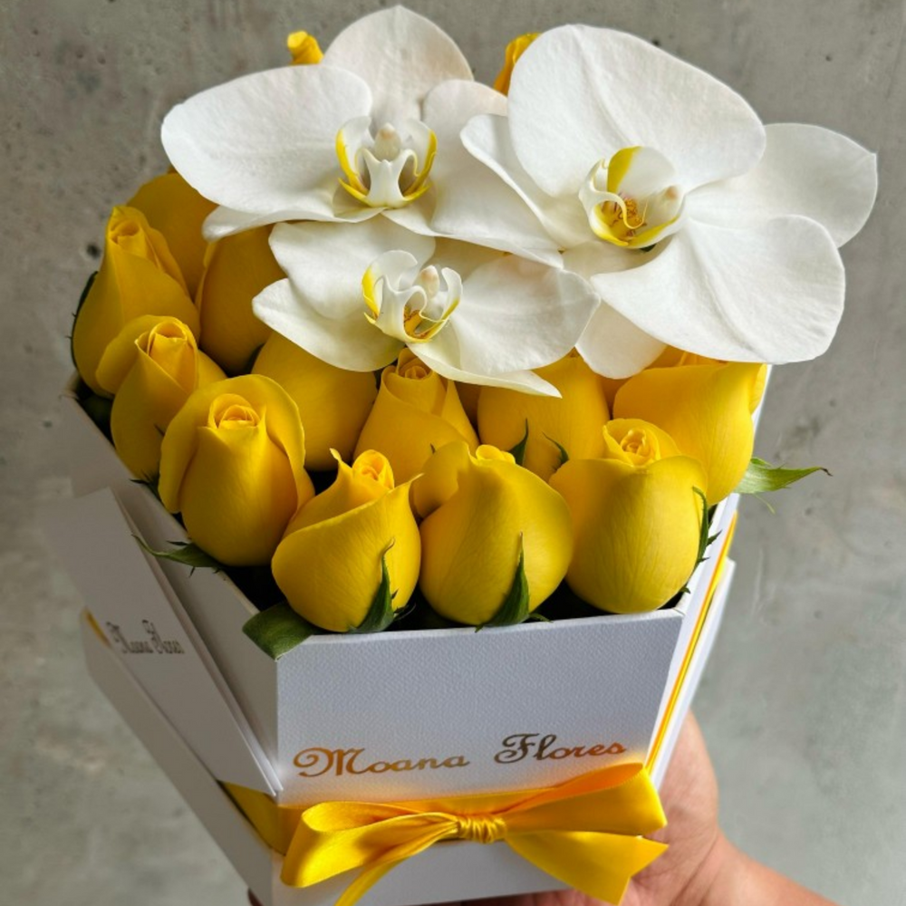Rosas amarillas con orquídeas blancas.