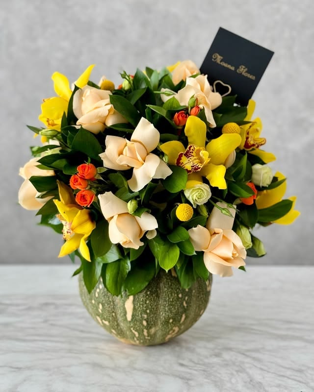Calabaza rosas melón, ruscus, orquídeas verdes.