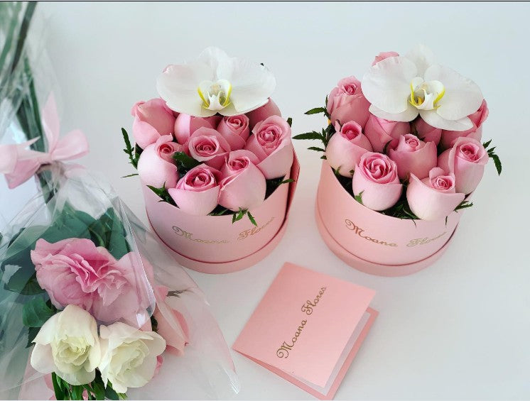 Rosas caricia con orquídea blanca.